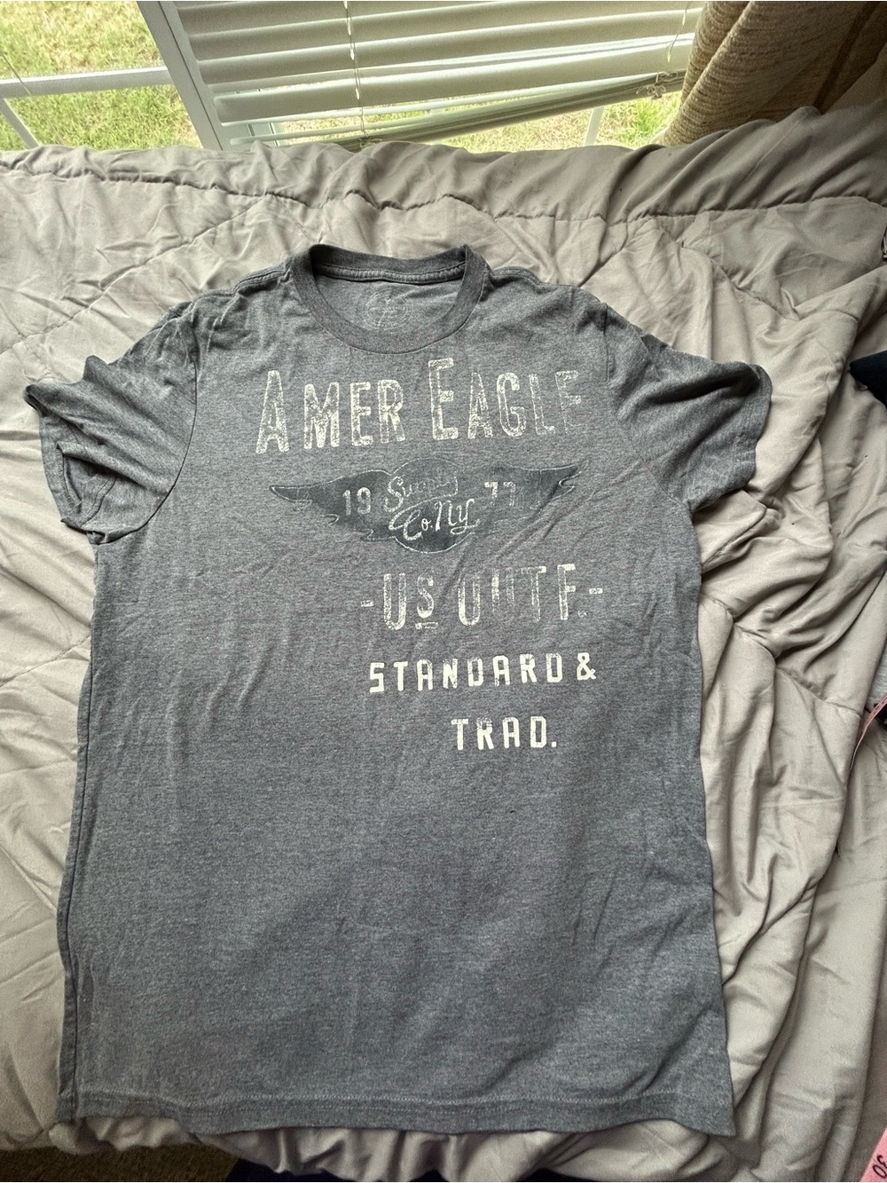 💚3/$25 American Eagle Outfitters Gray Graphic large Short Sleeve Tee